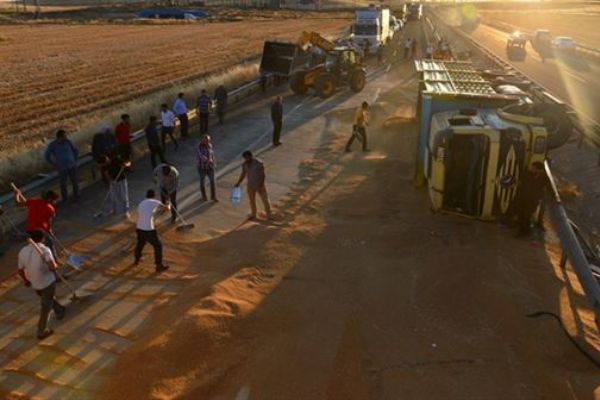 Şanlıurfa'da kamyon otomobile çarptı: 9 yaralı