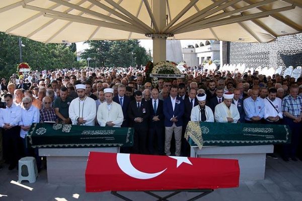 Eski TBMM Başkanı Karaduman'ın cenazesi toprağa verildi