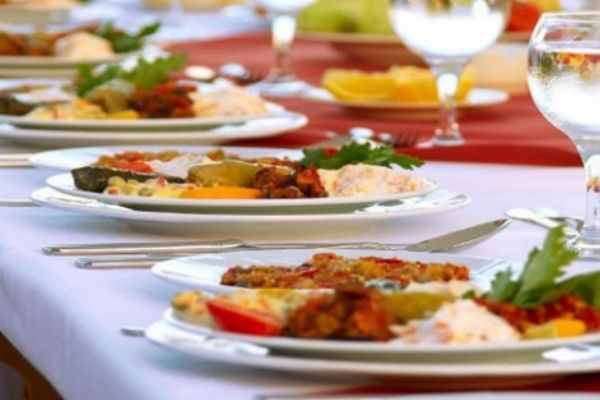 Ziyafet Sofralarından En Az Kaloriyle Kalkmanın İpuçları!