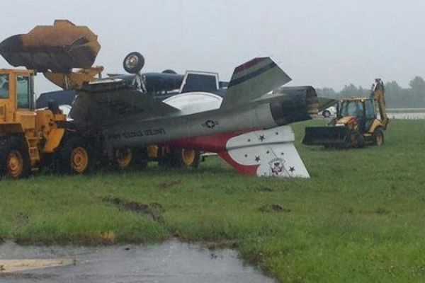 Amerika'da F-16 iniş sırasında ters döndü