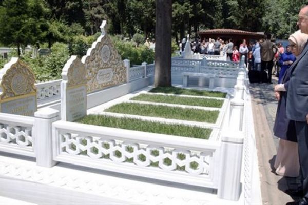 Erdoğan anne ve babasının kabirlerini ziyaret etti