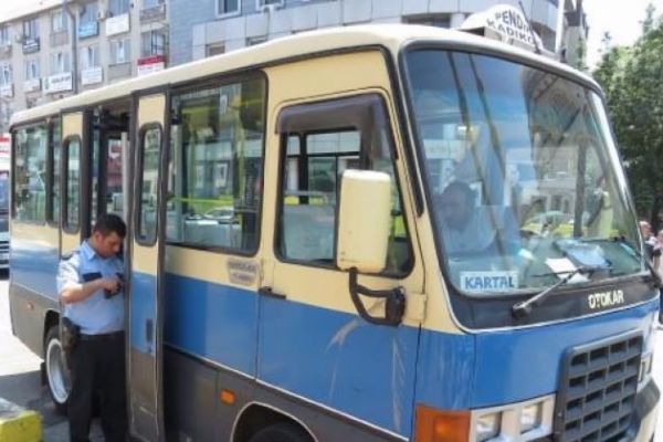 Sürücüsü bayılan minibüsü yolcular durdurdu!