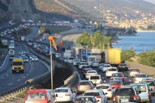 Yollarda bayram tatili yoğunluğu devam ediyor