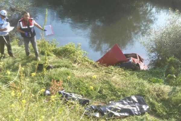 Kütahya'da otomobil çaya devrildi: 2 ölü