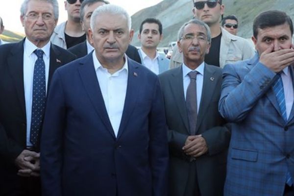 Başbakan Yıldırım kaza yerinde durdu
