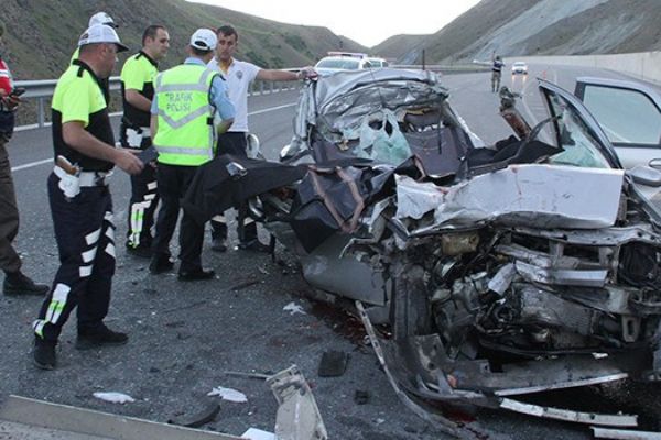 Erzincan'da trafik kazası: 5 ölü