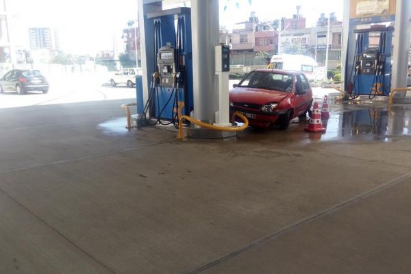 Kontrolden çıkan otomobil akaryakıt istasyonuna girdi