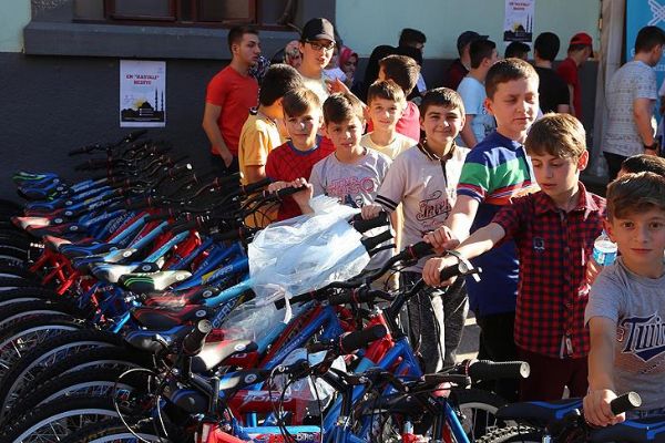 'Sabah namazı çocukları'na hediye bisiklet
