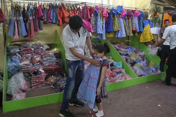 Esed rejimi kuşatmasındaki çocukların bayramlık sevinci