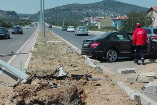 Balıkesir'de direksiyon hakimiyetini kaybeden şoför aydınlatma direğini söktü