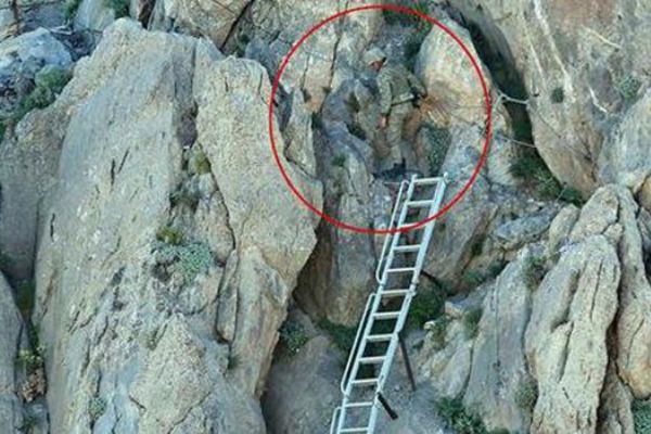 Hakkari'de zirvede zorlu nöbet: Tam 157 merdiven çıkıyor