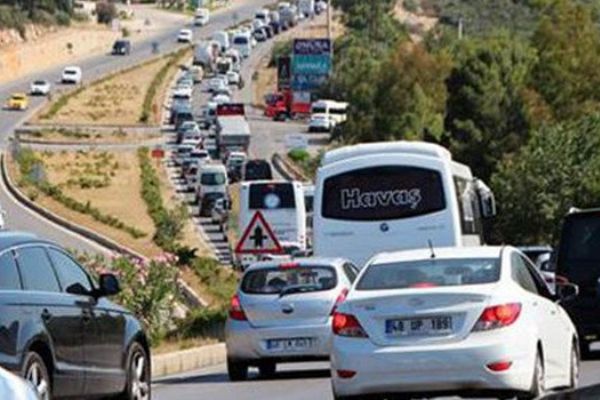 Tatilciler Bodrum'a akın etti: 15 dakikalık yolu 4 saatte geçtiler