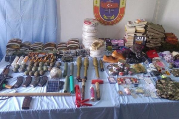 Çok sayıda silah ve mühimmat ele geçirildi