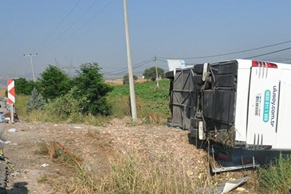 Balıkesir'de yolcu otobüsü devrildi: 1 ölü, 75 yaralı