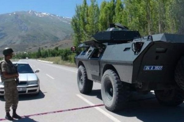 Askeri konvoy geçerken patlayıcı infilak etti!