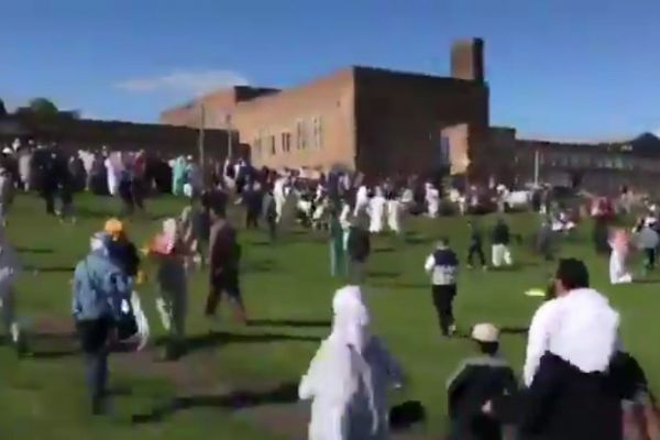 İngiltere'de bir araç bayramlaşan kalabalığın arasına daldı!