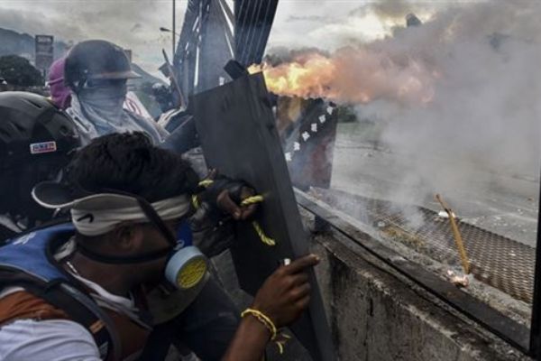 Göstericiler hava üssüne girmeye çalıştı