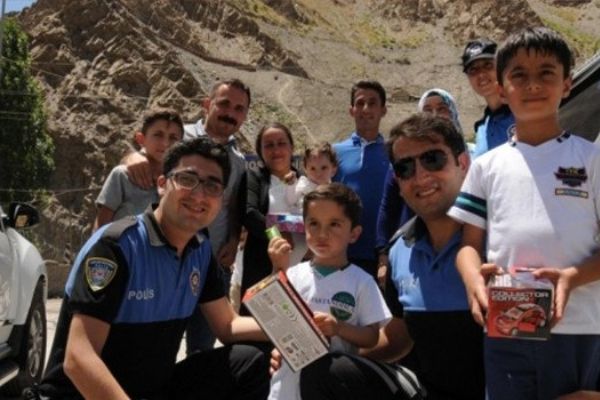 Hakkari'de polis müdürü, vatandaşlarla Kürtçe bayramlaştı