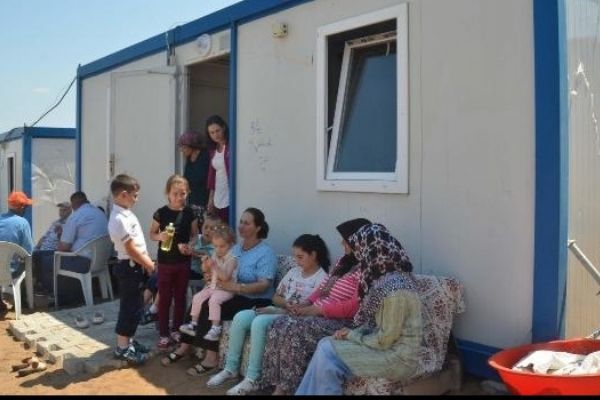 Manisa'da depremzedelerin konteyner evlerde bayram sevinci