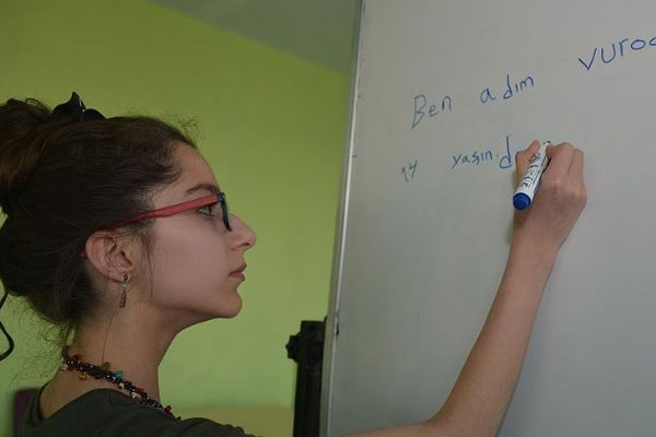 Sığınmacı kadın ve çocuklar birlikte Türkçe öğreniyor