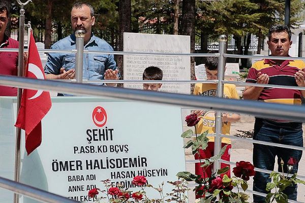 Şehit Halisdemir'in kabrine bayram ziyareti