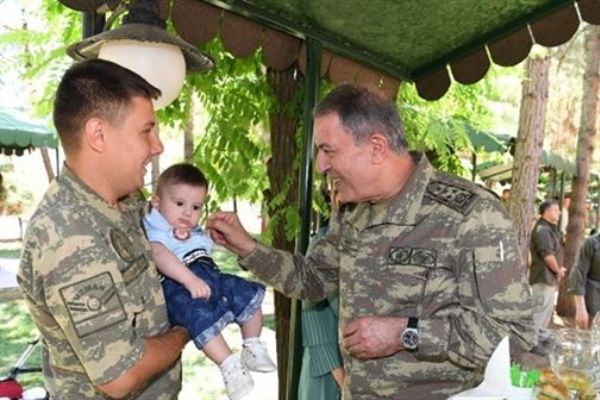 Orgeneral Akar Siirt'te asker ve güvenlik korucularıyla bayramlaştı