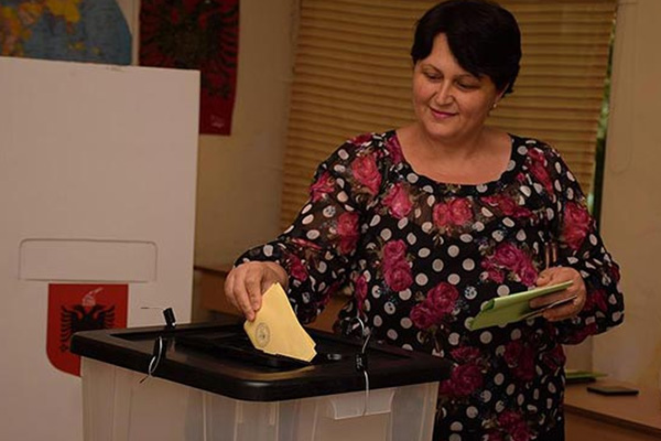 Arnavutluk sandık başında