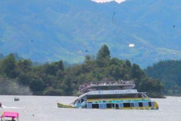 Kolombiya'da 150 turistin olduğu tekne battı