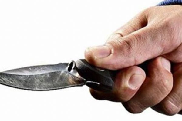 Akli dengesi yerinde olmayan genç 3 kişiyi bıçakladı