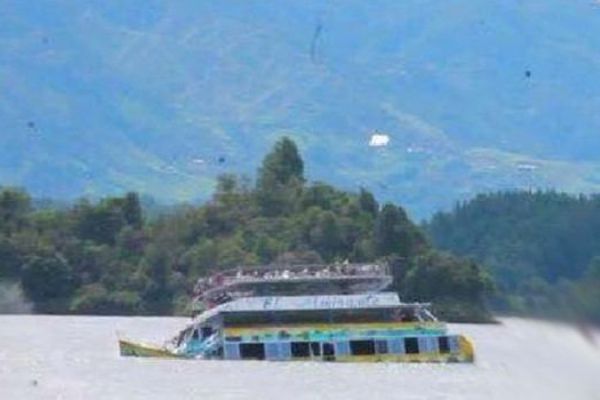 Kolombiya'da 150 kişilik tekne battı: 6 ölü, 16 kayıp