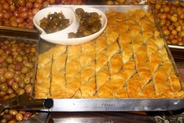 Zeytinli baklavaya müşterilerden büyük ilgi gösterdi