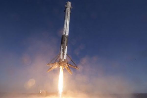 SpaceX ikinci kez kullanılmış roketi başarıyla Dünya'ya indirdi