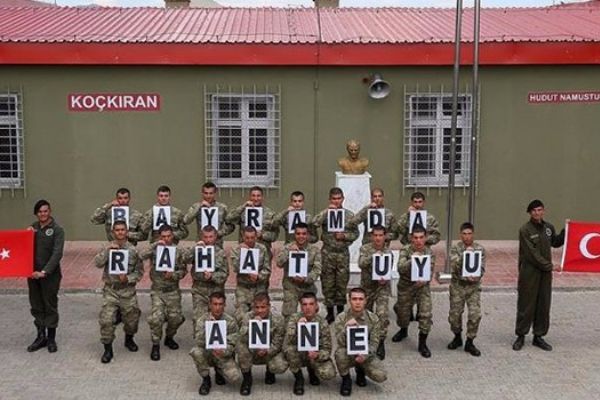 Mehmetçik'ten sınırda duygulandıran mesaj: Rahat uyu anne