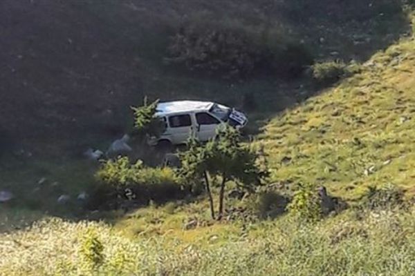 Sivas'ta çocuğun kullandığı minibüs uçuruma yuvarlandı