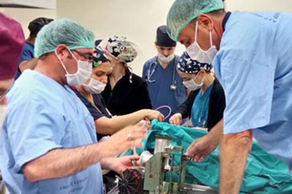 Küçük çocuğun eli kıyma makinesine sıkıştı