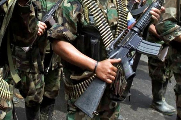 Kolombiya'da FARC silahlarının tamamını teslim etti