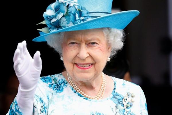 Kraliçenin maaşına milyon dolarlık zam yapıldı!