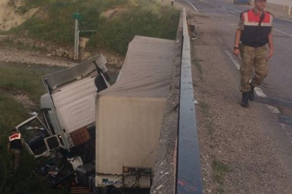 Erzurum'da TIR köprüden uçtu 1 yaralı