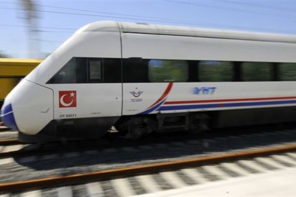 Bakan Arslan: Türkiye hızlı tren ağlarıyla donatılıyor