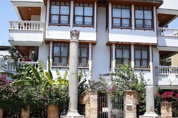 2 bin yıllık sütunları apartmanın önüne 'süs' diye koydular