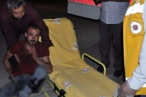 Konya'da boğazına saplanan bıçakla hastaneye kaldırıldı