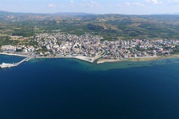 Dev projelere komşu tarlası olan yaşadı