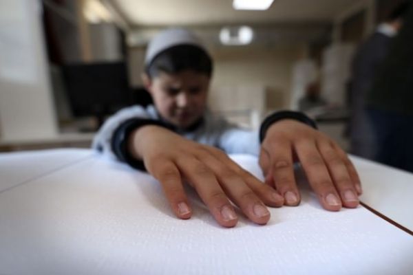 Kur'an-ı Kerim'i parmaklarıyla ezberliyorlar