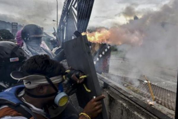 Göstericiler önemli noktaya helikopterle saldırdı!