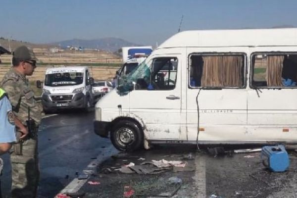Gaziantep'te minibüs otomobile çarptı! Çok sayıda yaralı var