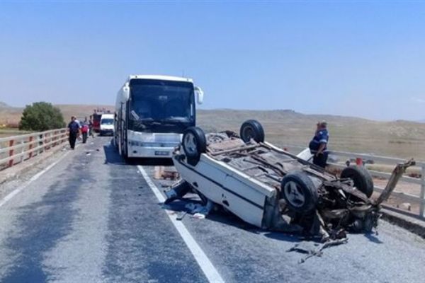 Kaza yapan otomobile yolcu otobüsü çarptı: 2 ölü 4 yaralı