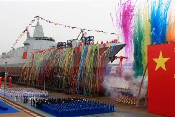Çin 10 bin tonluk destroyeri suya indirdi