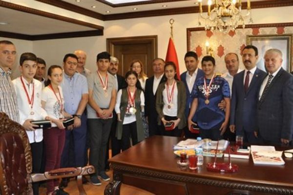 Milli Eğitim Bakanı Yılmaz TEOG'da dereceye giren öğrencilere altın hediye etti