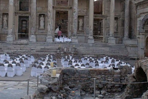 Efes Antik kentinde sünnet düğünü mü yapılıyor?