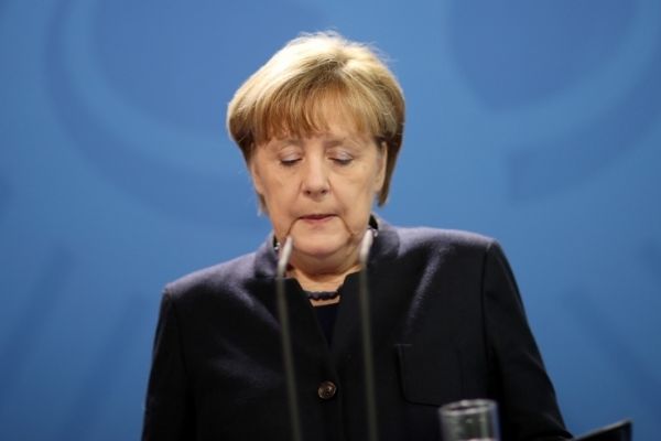 Anketler Merkel diyor